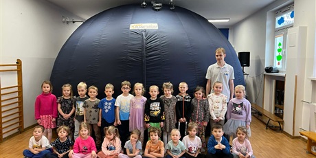 Powiększ grafikę: Dzieci z grupy III wzięły udział w zorganizowanym przez Centrum Edukacji SmartLab wyjątkowym seansie i pokazie astronomicznym w mobilnym Planetarium
