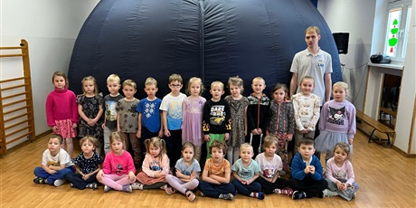 Powiększ grafikę: Dzieci z grupy III wzięły udział w zorganizowanym przez Centrum Edukacji SmartLab wyjątkowym seansie i pokazie astronomicznym w mobilnym Planetarium