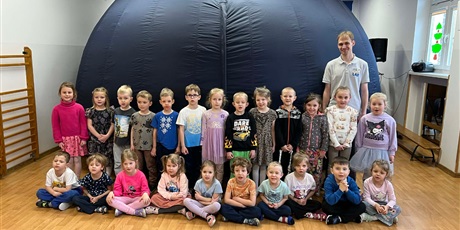 Powiększ grafikę: Dzieci z grupy III wzięły udział w zorganizowanym przez Centrum Edukacji SmartLab wyjątkowym seansie i pokazie astronomicznym w mobilnym Planetarium