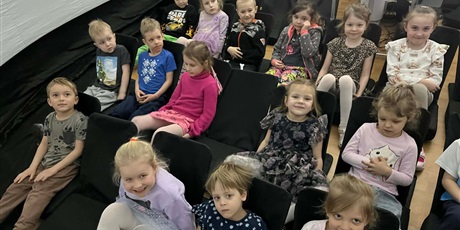 Powiększ grafikę: Dzieci z grupy III wzięły udział w zorganizowanym przez Centrum Edukacji SmartLab wyjątkowym seansie i pokazie astronomicznym w mobilnym Planetarium