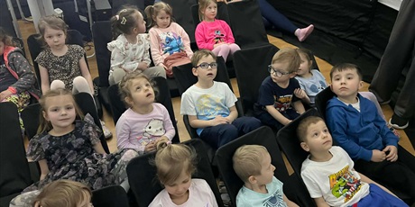 Powiększ grafikę: Dzieci z grupy III wzięły udział w zorganizowanym przez Centrum Edukacji SmartLab wyjątkowym seansie i pokazie astronomicznym w mobilnym Planetarium