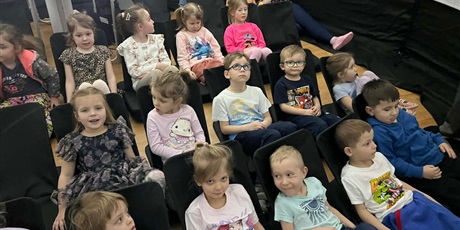 Powiększ grafikę: Dzieci z grupy III wzięły udział w zorganizowanym przez Centrum Edukacji SmartLab wyjątkowym seansie i pokazie astronomicznym w mobilnym Planetarium