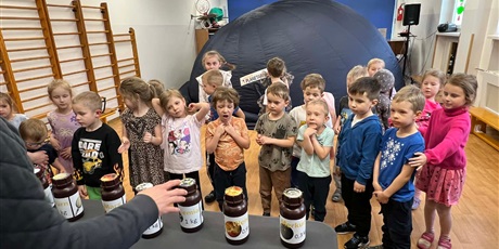 Powiększ grafikę: Dzieci z grupy III wzięły udział w zorganizowanym przez Centrum Edukacji SmartLab wyjątkowym seansie i pokazie astronomicznym w mobilnym Planetarium