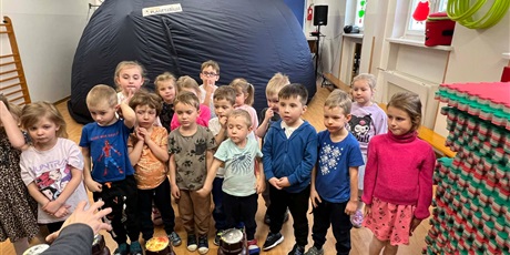 Powiększ grafikę: Dzieci z grupy III wzięły udział w zorganizowanym przez Centrum Edukacji SmartLab wyjątkowym seansie i pokazie astronomicznym w mobilnym Planetarium