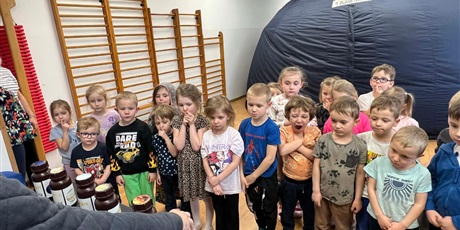 Powiększ grafikę: Dzieci z grupy III wzięły udział w zorganizowanym przez Centrum Edukacji SmartLab wyjątkowym seansie i pokazie astronomicznym w mobilnym Planetarium