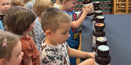 Powiększ grafikę: Dzieci z grupy II wzięły udział w zorganizowanym przez Centrum Edukacji SmartLab wyjątkowym seansie i pokazie astronomicznym w mobilnym Planetarium