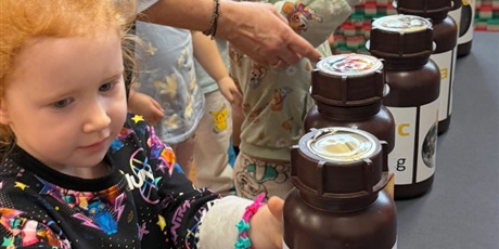 Powiększ grafikę: Dzieci z grupy II wzięły udział w zorganizowanym przez Centrum Edukacji SmartLab wyjątkowym seansie i pokazie astronomicznym w mobilnym Planetarium