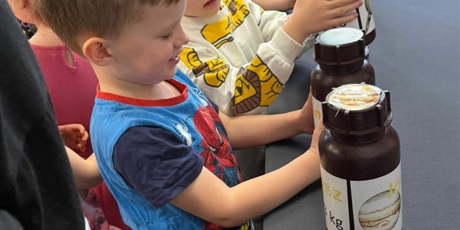 Powiększ grafikę: Dzieci z grupy II wzięły udział w zorganizowanym przez Centrum Edukacji SmartLab wyjątkowym seansie i pokazie astronomicznym w mobilnym Planetarium