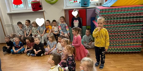 Powiększ grafikę: Dzieci z grupy II wzięły udział w zorganizowanym przez Centrum Edukacji SmartLab wyjątkowym seansie i pokazie astronomicznym w mobilnym Planetarium