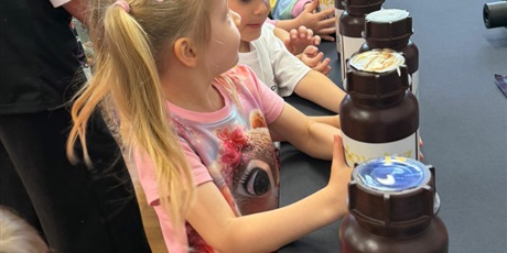 Powiększ grafikę: Dzieci z grupy II wzięły udział w zorganizowanym przez Centrum Edukacji SmartLab wyjątkowym seansie i pokazie astronomicznym w mobilnym Planetarium