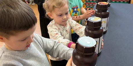 Powiększ grafikę: Dzieci z grupy II wzięły udział w zorganizowanym przez Centrum Edukacji SmartLab wyjątkowym seansie i pokazie astronomicznym w mobilnym Planetarium