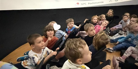Powiększ grafikę: Dzieci z grupy II wzięły udział w zorganizowanym przez Centrum Edukacji SmartLab wyjątkowym seansie i pokazie astronomicznym w mobilnym Planetarium