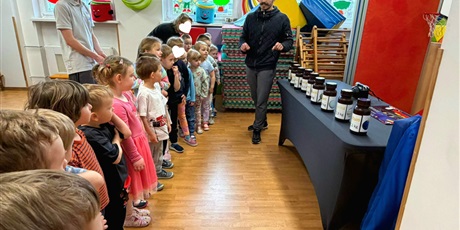 Powiększ grafikę: Dzieci z grupy II wzięły udział w zorganizowanym przez Centrum Edukacji SmartLab wyjątkowym seansie i pokazie astronomicznym w mobilnym Planetarium