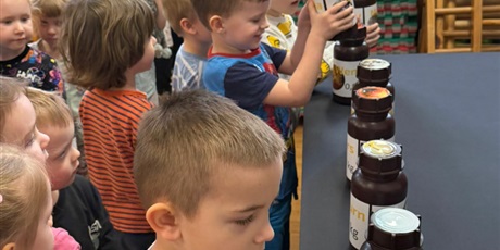 Powiększ grafikę: Dzieci z grupy II wzięły udział w zorganizowanym przez Centrum Edukacji SmartLab wyjątkowym seansie i pokazie astronomicznym w mobilnym Planetarium