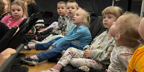 Powiększ grafikę: Dzieci z grupy II wzięły udział w zorganizowanym przez Centrum Edukacji SmartLab wyjątkowym seansie i pokazie astronomicznym w mobilnym Planetarium