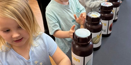 Powiększ grafikę: Dzieci z grupy II wzięły udział w zorganizowanym przez Centrum Edukacji SmartLab wyjątkowym seansie i pokazie astronomicznym w mobilnym Planetarium