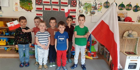 Powiększ grafikę: Na zdjęciu chłopcy z II z flagami Polski