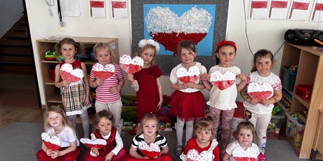 BIAŁO-CZERWONY DZIEŃ W "KRAINIE BAJEK"