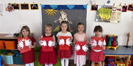 Powiększ grafikę: Dzieci z grupy III prezentują swoje prace - ORZEŁ POLSKI