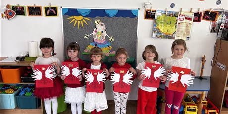 Powiększ grafikę: Dzieci z grupy III prezentują swoje prace - ORZEŁ POLSKI