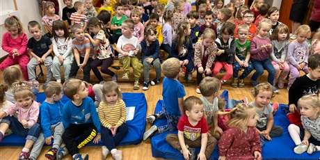 Powiększ grafikę: Na zdjęciu dzieci na widowni podczas przedstawienia.