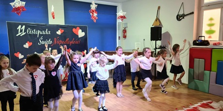 Powiększ grafikę: Ekoludki podczas koncertu patriotycznego, który wykonały dla wszystkich dzieci