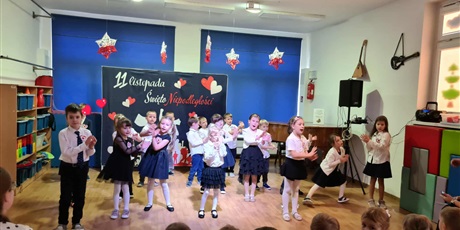 Powiększ grafikę: Ekoludki podczas koncertu patriotycznego, który wykonały dla wszystkich dzieci