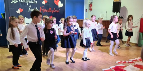Powiększ grafikę: Ekoludki podczas koncertu patriotycznego, który wykonały dla wszystkich dzieci