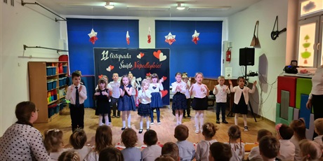 Powiększ grafikę: Ekoludki podczas koncertu patriotycznego, który wykonały dla wszystkich dzieci