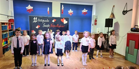 Powiększ grafikę: Ekoludki podczas koncertu patriotycznego, który wykonały dla wszystkich dzieci