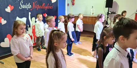 Powiększ grafikę: Ekoludki podczas koncertu patriotycznego, który wykonały dla wszystkich dzieci