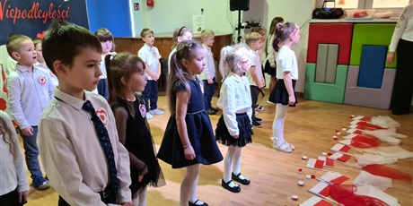 Powiększ grafikę: Ekoludki podczas koncertu patriotycznego, który wykonały dla wszystkich dzieci