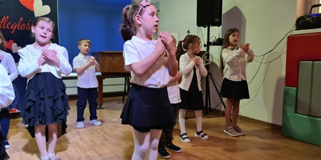 Powiększ grafikę: Ekoludki podczas koncertu patriotycznego, który wykonały dla wszystkich dzieci