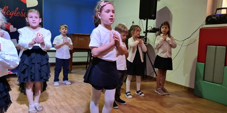 Powiększ grafikę: Ekoludki podczas koncertu patriotycznego, który wykonały dla wszystkich dzieci