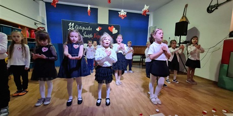 Powiększ grafikę: Ekoludki podczas koncertu patriotycznego, który wykonały dla wszystkich dzieci