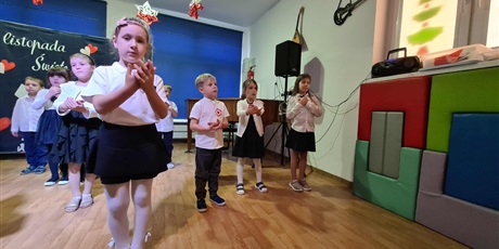 Powiększ grafikę: Ekoludki podczas koncertu patriotycznego, który wykonały dla wszystkich dzieci