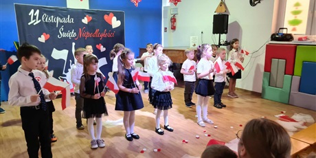 Powiększ grafikę: Ekoludki podczas koncertu patriotycznego, który wykonały dla wszystkich dzieci