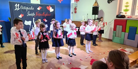 Powiększ grafikę: Ekoludki podczas koncertu patriotycznego, który wykonały dla wszystkich dzieci