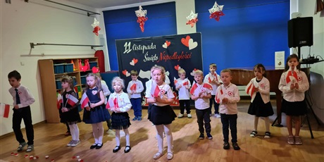 Powiększ grafikę: Ekoludki podczas koncertu patriotycznego, który wykonały dla wszystkich dzieci