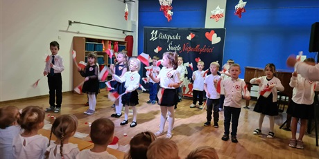 Powiększ grafikę: Ekoludki podczas koncertu patriotycznego, który wykonały dla wszystkich dzieci