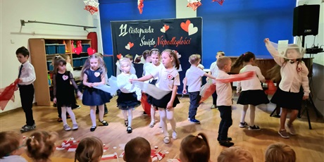 Powiększ grafikę: Ekoludki podczas koncertu patriotycznego, który wykonały dla wszystkich dzieci