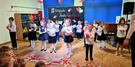 Powiększ grafikę: Ekoludki podczas koncertu patriotycznego, który wykonały dla wszystkich dzieci