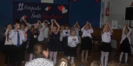 Powiększ grafikę: Ekoludki podczas koncertu patriotycznego, który wykonały dla wszystkich dzieci