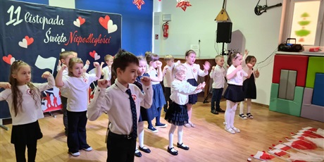 Powiększ grafikę: Ekoludki podczas koncertu patriotycznego, który wykonały dla wszystkich dzieci