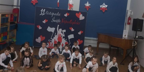 Powiększ grafikę: Ekoludki podczas koncertu patriotycznego, który wykonały dla wszystkich dzieci