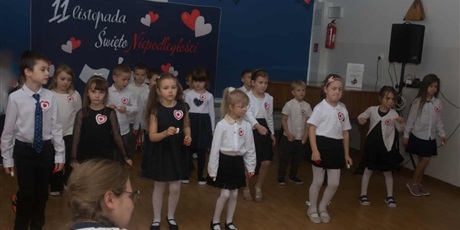 Powiększ grafikę: Ekoludki podczas koncertu patriotycznego, który wykonały dla wszystkich dzieci