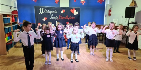 Powiększ grafikę: Ekoludki podczas koncertu patriotycznego, który wykonały dla wszystkich dzieci