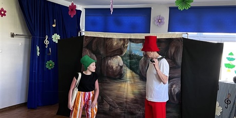 Powiększ grafikę: Na zdjęciu aktorzy Teatru Duet w czasie przedstawienia "Rumcajs"