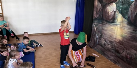 Powiększ grafikę: Dzieci biorą czynny udział w przedstawieniu. Na zdjęciu chłopiec z aktorką oraz część publiczności.