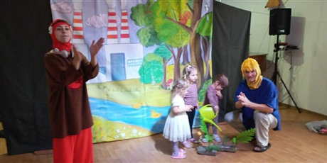 Powiększ grafikę: Na zdjęciu aktorzy z Teatru Duet i trzy dziewczynki; w tle dekoracja